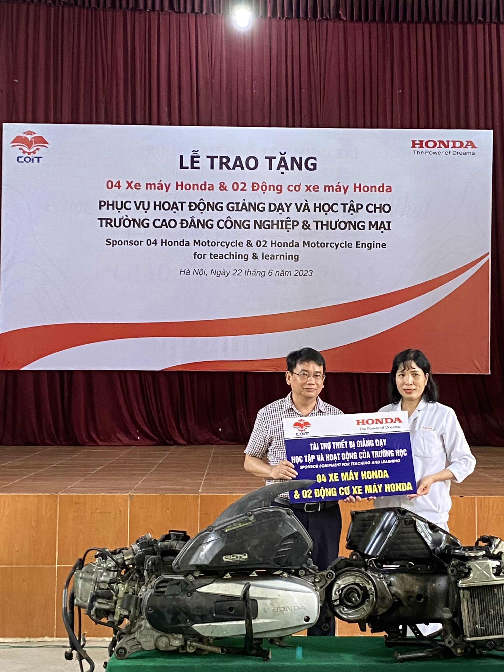 Công ty Honda Việt Nam đã trao tặng thiết bị phục vụ giảng dạy và học tập cho Tài xỉu online
